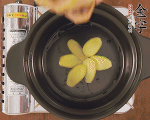 準(zhǔn)備土砂鍋，放姜片、鴿子、火腿片、蔥結(jié)、料酒，加沒(méi)過(guò)食材多些的清水，中小火燉煮。