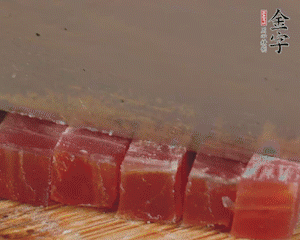 金字火腿切丁，春筍剝殼切丁，豌豆剝粒。