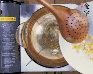 春筍丁焯水，1分鐘后加火腿丁一同汆燙1分鐘。