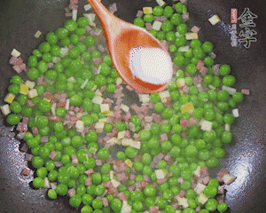 加水、料酒、鹽燒2分鐘即可。