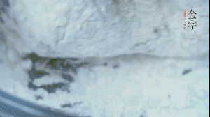 【面皮】2.將糯米粉和粳米粉混合，加煮好的艾草和適量清水，揉搓成面團(tuán)。