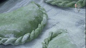 【制作】2.蒸架上墊浸濕的屜布，再放上清明果，大火蒸10~15分鐘，完成，出鍋啦！