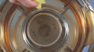 金字淡咸肉加姜片、料酒，冷水入鍋焯水。