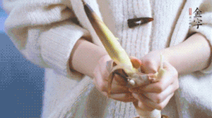 春筍切滾刀塊，加少許鹽，焯水備用。