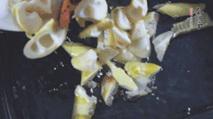 將淡咸肉、春筍、五花肉一起放入鍋中。