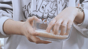 大米提前放浸泡1小時(shí)。