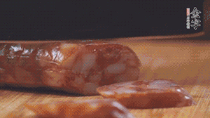 金字麻辣香腸切片，小青菜焯熟備用。