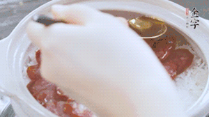 沿鍋邊倒一圈食用油蓋蓋，繼續(xù)小火燜8分鐘。