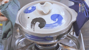 每隔30s將鍋傾斜一側(cè)。（受熱更均勻，鍋巴更噴香）