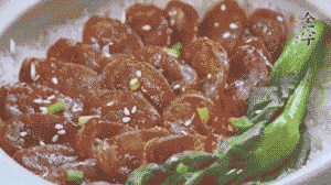 燜好后放入小青菜，均勻淋上醬汁，撒上蔥花或芝麻即可。