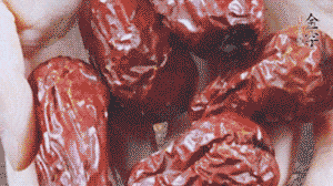 紅棗洗凈，對(duì)半剪開(kāi)。