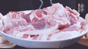 新鮮羊肉冷水入鍋，加姜片、清水焯水，除去血沫。