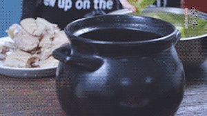 另起砂鍋，依次放入蘿卜、羊肉、火腿蹄片，加料酒、清水沒(méi)過(guò)食材。