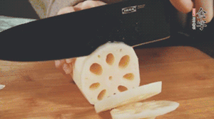 蔬菜清洗干凈切片。