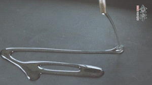 鍋中加少許油，爆香蔥姜蒜、香料 ，喜歡麻的也可以加點花椒！接著放入郫縣豆瓣醬煸炒出紅油。