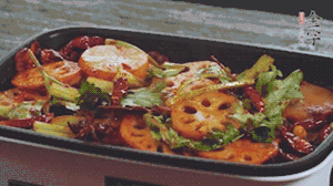 加入金字麻辣香腸，翻炒5分鐘左右。再加入之前準(zhǔn)備好的蔬菜，翻炒均勻，最后放入蝦。