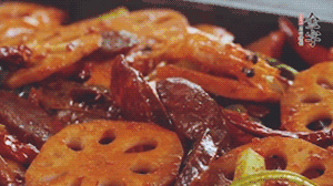 撒上芝麻和蔥，一道鮮香熱辣的麻辣香腸香鍋就做好了！