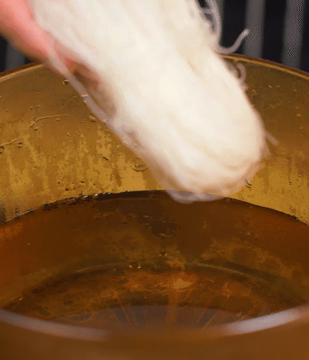 甜玉米煮熟剝粒，拌入適量沙拉醬拌勻。