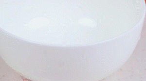 香腸切片，南瓜洗凈去皮切小塊，洋蔥切絲，米淘洗干凈備用。