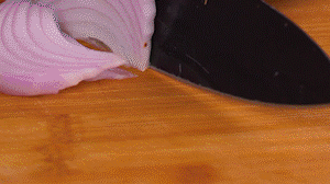 鍋中少許油，熱油倒入香腸煸炒出油，倒入南瓜塊、洋蔥翻炒片刻。