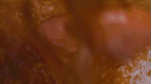 米放電飯鍋，倒入配菜，湯汁一起倒入（湯汁剛好沒過食材即可），電飯鍋開啟煮飯模式，煮好燜20分鐘，撒蔥花。