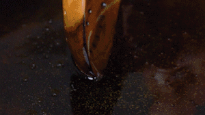 茄子切成長條，拍上生粉入油鍋炸制。