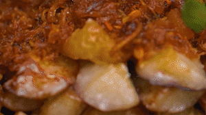 把茄子一條一條的擺好放在盤子上，上鍋蒸制3到4分鐘，出鍋后撒上蔥花。