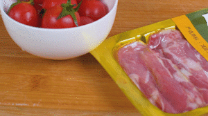 洋蔥、土豆切丁塊，火腿切小片，小番茄對(duì)半切開。