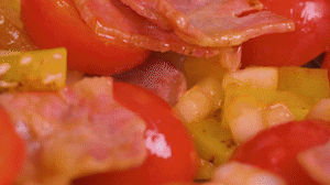 接著放入土豆和洋蔥，翻炒兩分鐘斷生。