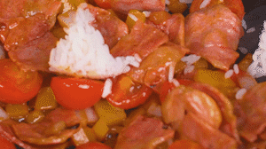 將米飯倒入鍋中搗散，同其他食材混合拌炒均勻關(guān)火。