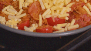 烤箱上下火180度預(yù)熱，將米飯分別盛入容器中。表面均勻的撒上馬蘇里拉芝士碎，放進(jìn)烤箱中層烤20分鐘左右，待芝士融化上色即可。