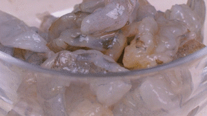 蝦去殼去蝦線，加姜絲、鹽腌制15分鐘，微煎1分鐘備用。