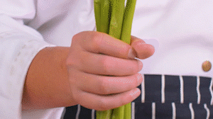 蘆筍刨去老筋，斜切小段。