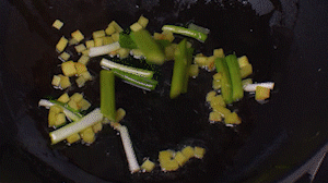 鍋中熱油，依次下姜粒、蔥段、蘆筍炒香。