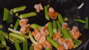 加入煎好的蝦仁，XO醬，以適量鹽、糖進(jìn)行調(diào)味翻炒。