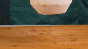 椰子切開頂部，把椰子水倒出，再把椰肉切片。