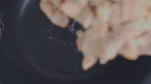 把雞、火腿、椰子水、椰肉、姜、紅棗放入電飯鍋，按下煲湯功能。