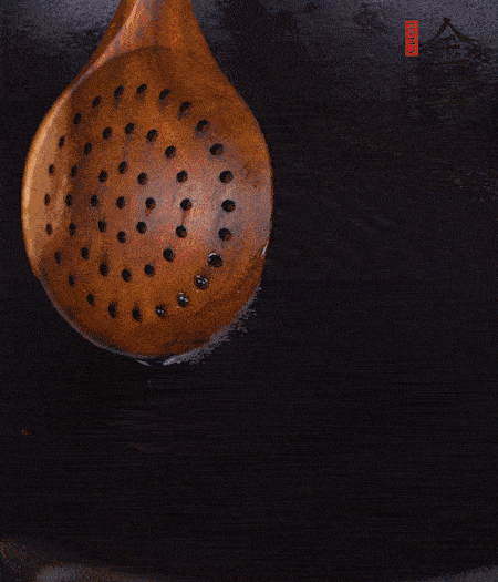 鍋中多倒些花生油，油溫達(dá)80度時(shí)，下芋頭丁炸 40 秒，直到表皮金黃，撈出待用。