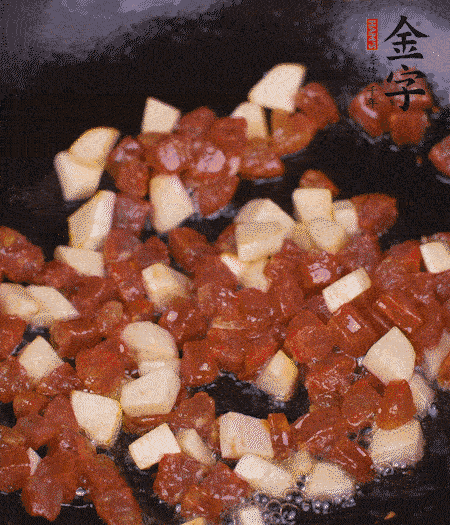 鍋中熱油，下香腸丁、茭白丁大火炒出香味。倒入米飯拍散，炒2～3分鐘。