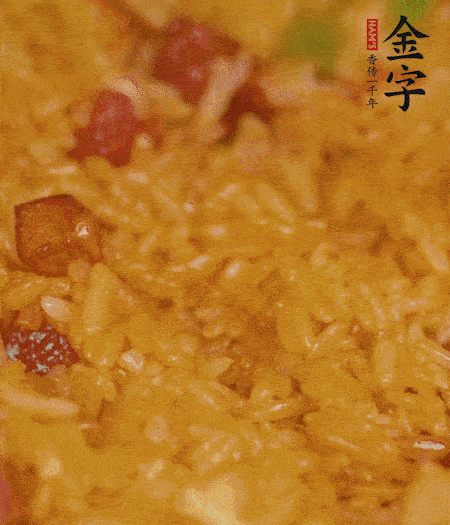 放一撮鹽、生抽少許，倒入炸好的芋頭。最后撒蔥花、蒜末翻炒均勻。