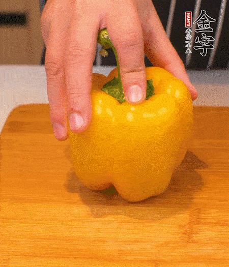 干花菇提前泡發(fā)，胡蘿卜、青椒、黃椒和花菇切丁，小紅椒切圈，小蔥切末。