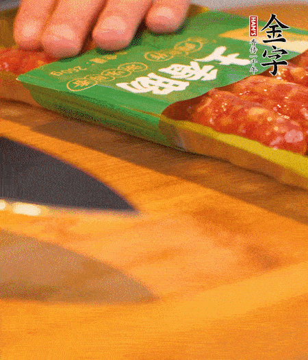 洋蔥切丁，金字土香腸切片。