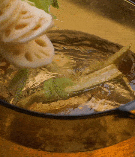 把玉米筍（對(duì)半切開(kāi)）、西芹（切斜片）、蓮藕（切片），放入開(kāi)水鍋內(nèi)，加點(diǎn)少許鹽、油，汆燙2分鐘。