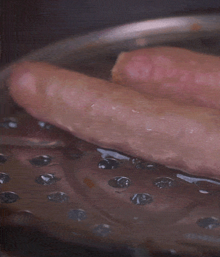 金字10°鮮低溫香腸蒸10分鐘后，切片。