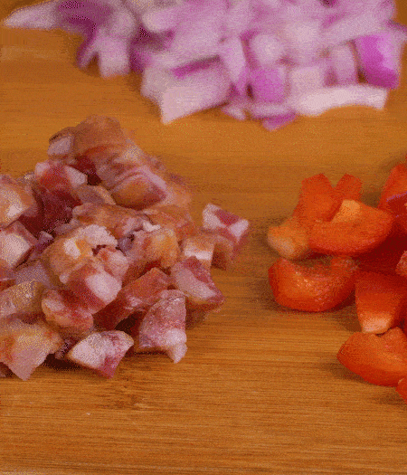 黃椒、紅椒、白洋蔥、土豆、大蔥分別切丁。金字10°鮮低溫香腸切丁。