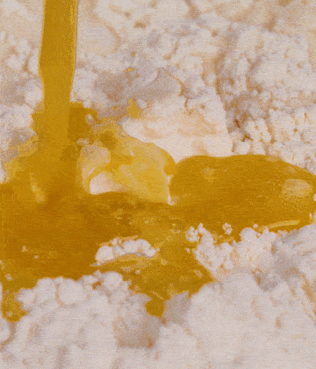 加融化的30g黃油（要不熱再倒）、黃椒、紅椒、白洋蔥、土豆、大蔥、香腸繼續(xù)攪拌均勻。