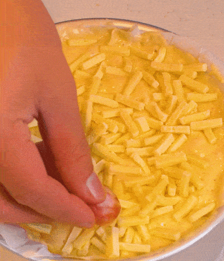 撒上馬蘇里拉芝士，用香腸片裝飾表面，180攝氏度烤箱烤20-25分鐘。