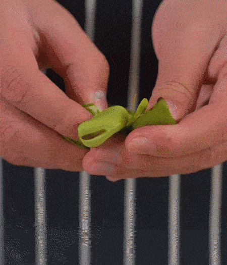 選用鮮嫩蠶豆，剝?nèi)ネ鈿ち粝露姑紫磧?，掰開成兩瓣。