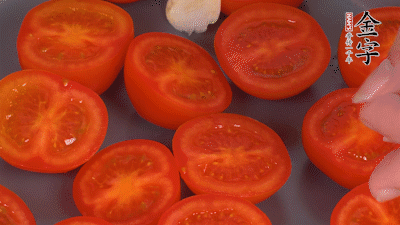 洗凈晾干的小番茄，對半切開，加切塊的大蒜、迷迭香、黑胡椒、橄欖油190度烤40分鐘、200度烤20分鐘。