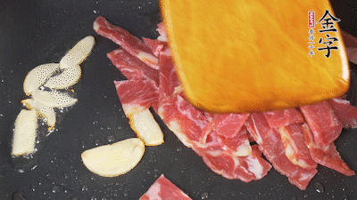 意面按照包裝時間煮熟過涼水，金字淡火腿切成小片。